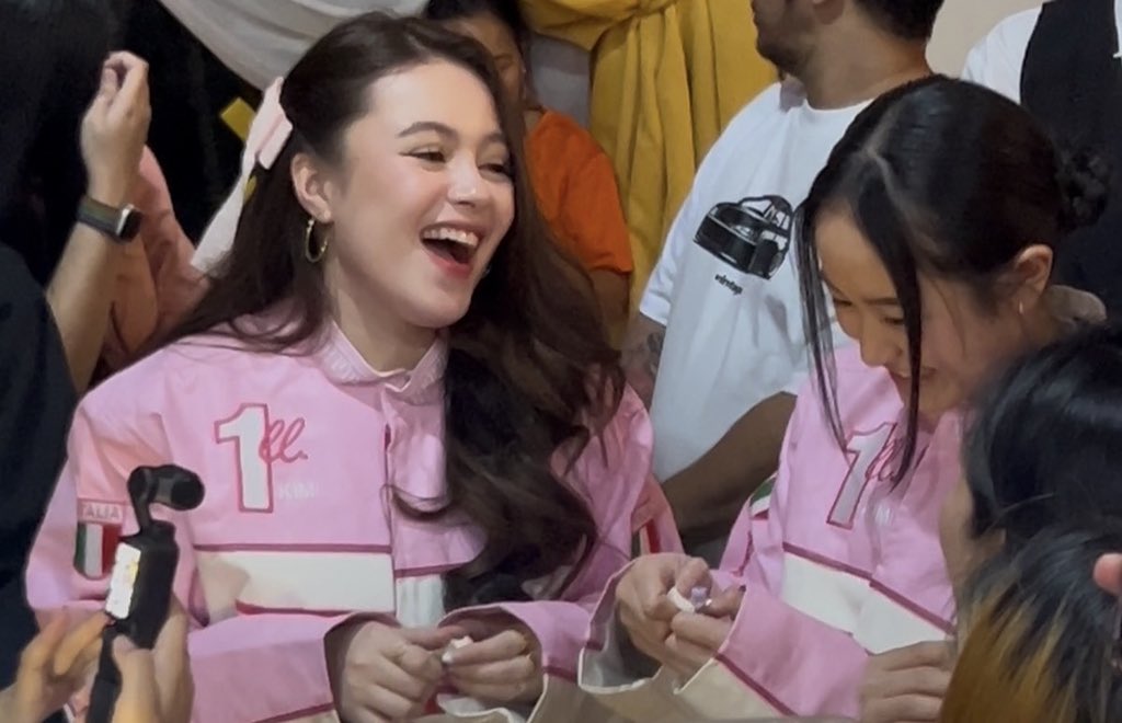 an ⋆˚𝜗𝜚˚⋆ tweet media