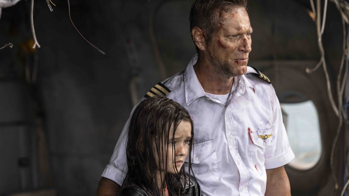 moviesinfocus's tweet photo. Renny Harlin's Deep Water: unabashed entertainment. Part disaster movie, part survival film. Aaron Eckhart's gruff stoicism leads a cast of stock characters of shark food. The visceral plane crash sequence is well handled. Fun 90s style popcorn flick that's worth a look. Dive in! https://t.co/hvVgCprs1e