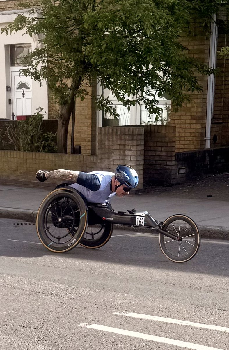 craigie_b's tweet photo. Paralympic legend @davidweir2012 just zoomed past the end of my road at 25mph

Go David!  @LondonMarathon #londonmarathon https://t.co/OT976MYGJz