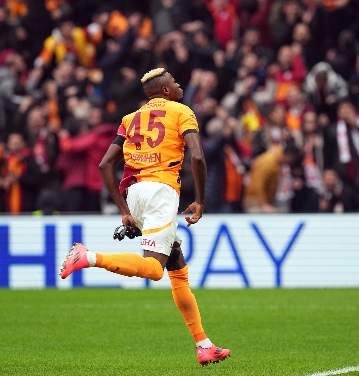 OsimhenMedia's tweet photo. The Best Striker In The World: Victor Osimhen, plays football today. 🦁🌟 https://t.co/mAgAQjKRNY