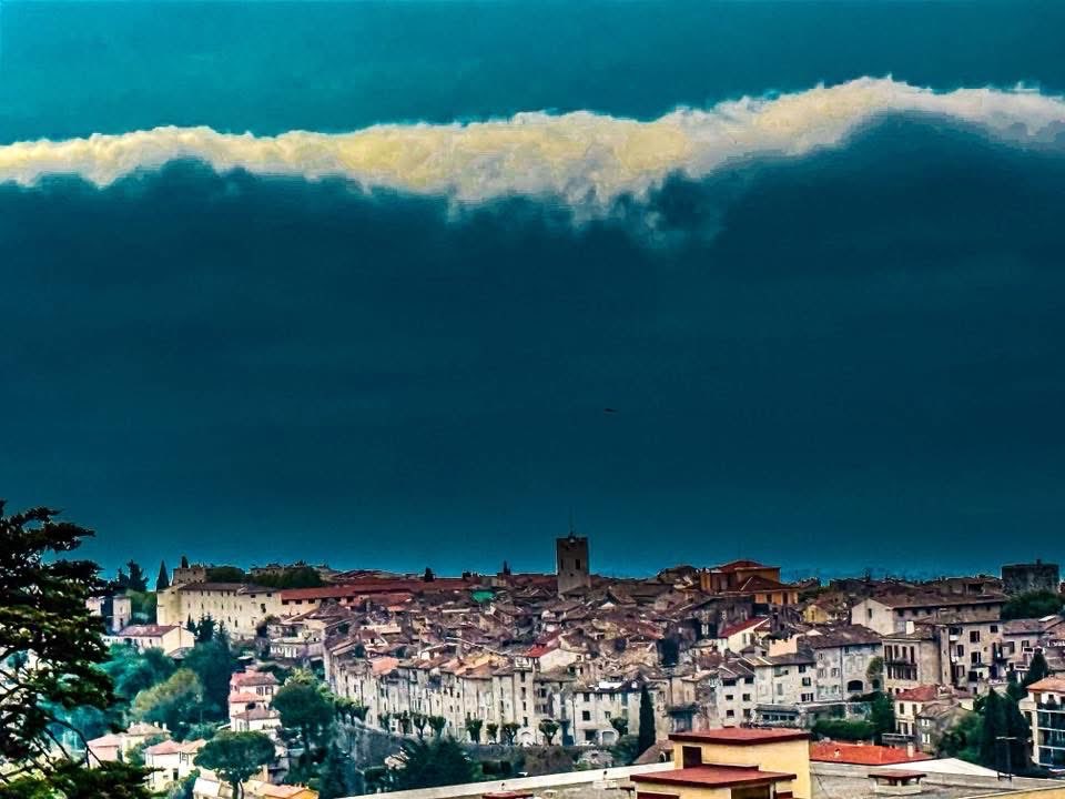 MeteoCotedAzur's tweet image. 📌⛅️ Un tsunami approche de #Vence(06) ce matin ! Pas de panique, il s’agit d’un véritable mur d’entrées maritimes venu s’échouer jusqu’aux premiers versants de nos reliefs côtiers !

📲 Merci à Sylvain Reybaut pour ce partage. #CotedAzurFrance #Nice06 #AlpesMaritimes
