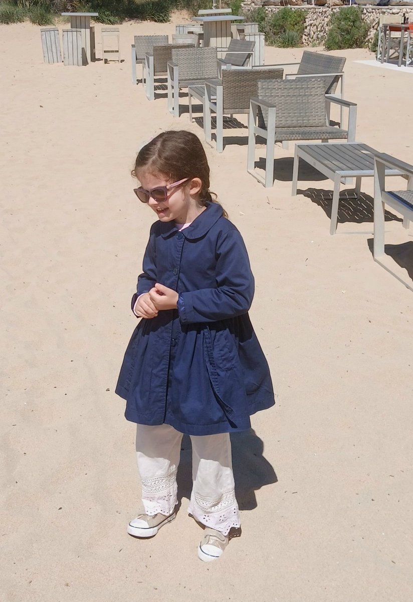 MiesBee's tweet photo. Meisje op het strand, 23 graden #onlyinitaly https://t.co/uxKeuCVT9G