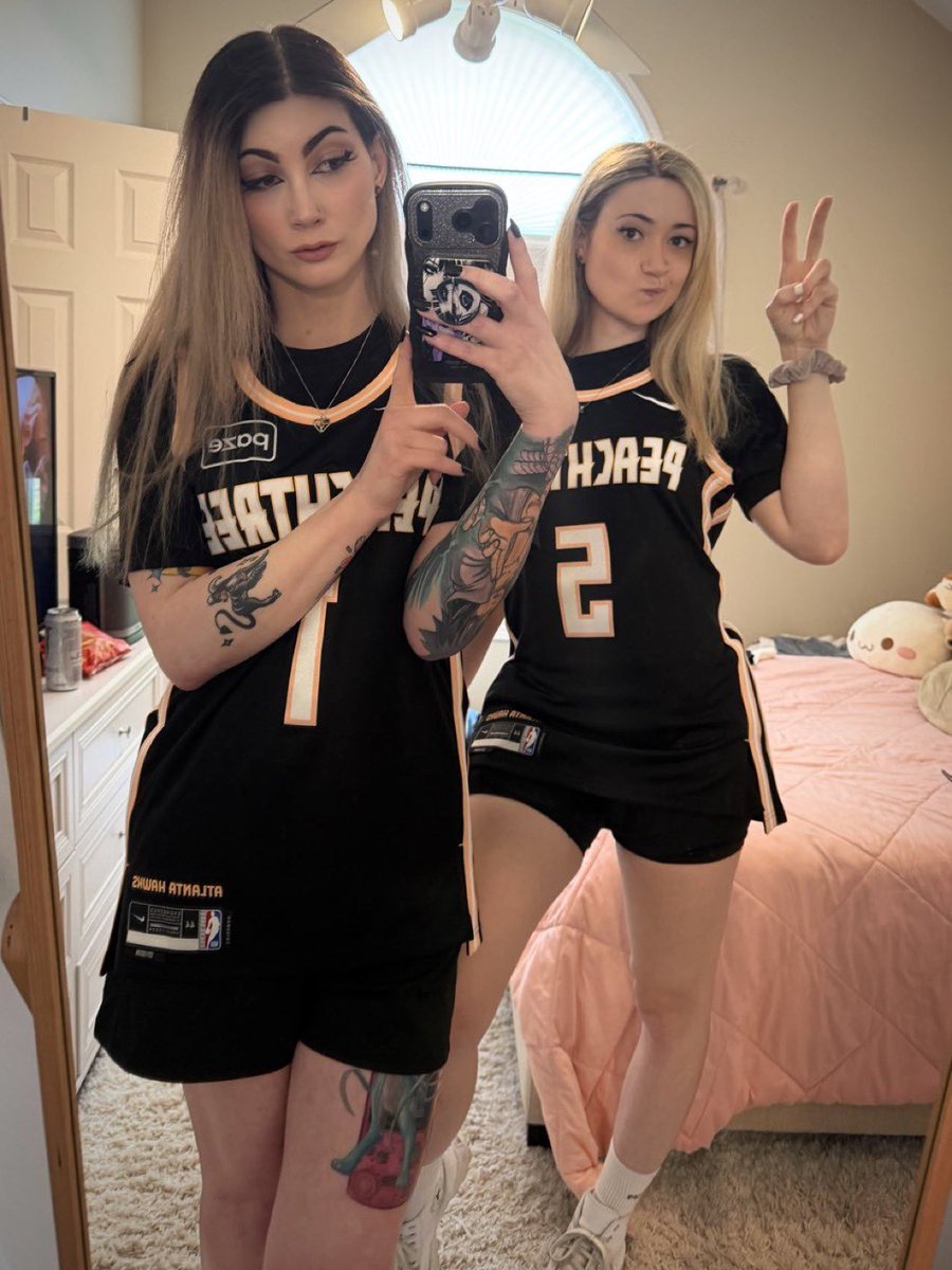 Alexluxii51's tweet photo. twinning for the hawks game tonight 🖤 https://t.co/GCWF3AqUia