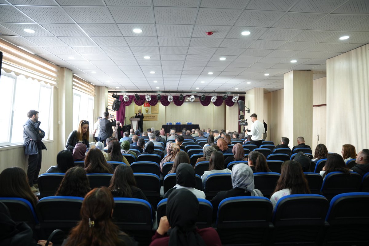 AK_PartiVan's tweet photo. İpekyolu Gençlik Kollarımız tarafından düzenlenen programda; İl Başkanımız Abdulahat Arvas, Kadın Kollarımız, Gençlik Kollarımız, İpekyolu İlçe Başkanımız, MDK üyemiz ve kıymetli teşkilat mensuplarımızın katılımıyla bir buluşma gerçekleştirdik.

İpekyolu Anadolu Lisesi Konferans Salonu’nda, AK Parti İpekyolu Gençlik Kolları Başkanlığı tarafından düzenlenen “Ahlaklı Nesil, Güçlü Gelecek” programında gençlerimizle bir araya gelerek değerlerimiz üzerine önemli değerlendirmelerde bulunduk.

Geleceğimizin teminatı olan gençlerimizin milli ve manevi değerlerle yetişmesinin önemine vurgu yaparken, güçlü bir Türkiye’nin ancak ahlaklı ve bilinçli nesillerle mümkün olacağını bir kez daha ifade ettik.
@akparti
@abuyukgumus 
@MustafaAlkayis 
@Recep_ayd25