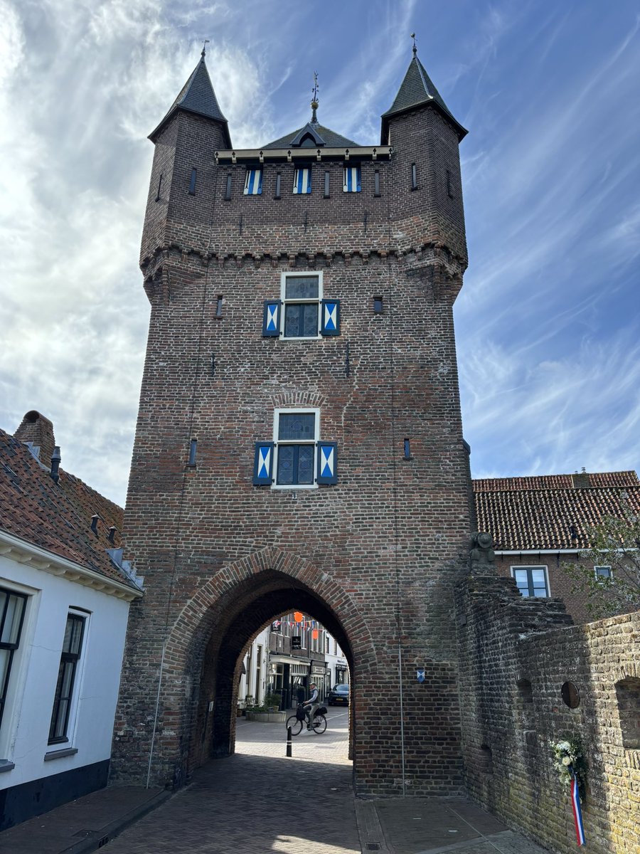 Mpvanderwal's tweet photo. De Dijkpoort in Hattem en gedenkbordje โThe Canadian Scottish Regimentโ โ๏ธ
#Zwolle #Hattem #OnTheMove #WW2 #WOII https://t.co/dK6obLFXbU