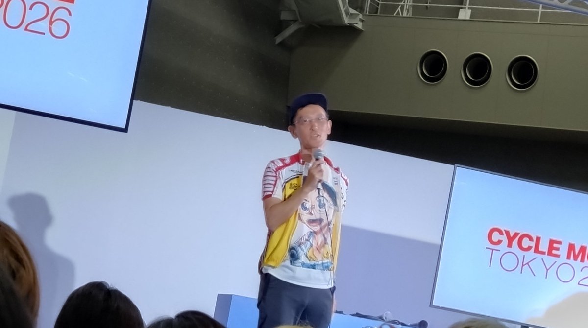 サイクルジャージの袖の長さが、最近のトレンドで長くなっているらしい

100巻表紙の総北、ジャージも長さが長くして描いているって言ってましたね

そのうち、サイクルジャージも袖を今の流行に合わせて長めにした物の販売があるって言ってましたよ
先生が今着てるのは前デザインなので袖短め