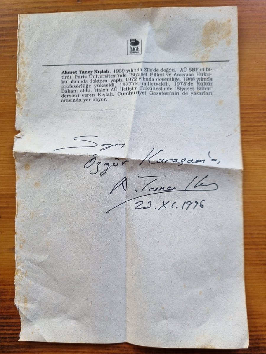 'Şana Taka'ya gönderilen kitapları kış bahçesindeki raflara taşırken Kültür Bakanlarımızdan rahmetli #AhmetTanerKışlalı'nın imzasıyla karşılaştım. Düşündüm de sadece imzanız ve hizmetiniz kalıyor geriye... Kültürümüze hizmet edenleri minnetle, şükranla, rahmetle selamlıyorum.