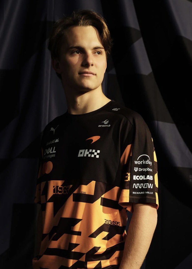 ari 🌸 tweet media