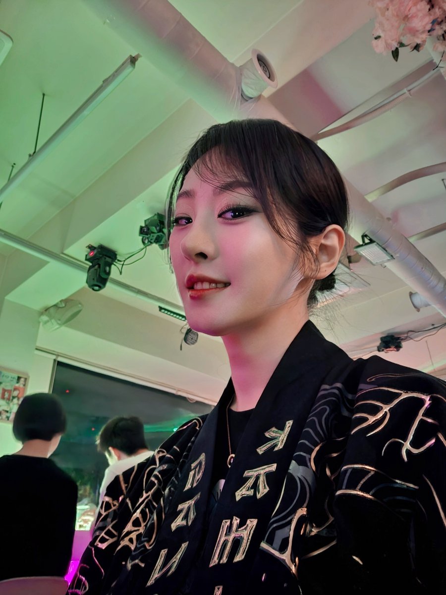 jisoo_tg's tweet photo. 서울의 밤공기를 마시며 걷는 시간이 좋아
누군가와 마주 보고 이야기 나누는 순간이 좋아

내 모습 그대로 당당히 살아가는 내가 참 좋아
세상의 모든 소리와 색, 뺨을 스치는 바람까지도
나를 살아 있게 느끼게 해주고 있어

너는 어떤 순간에 가장 ‘살아있음’을 느껴? 
댓글로 나랑 같이 공유해줘 💕