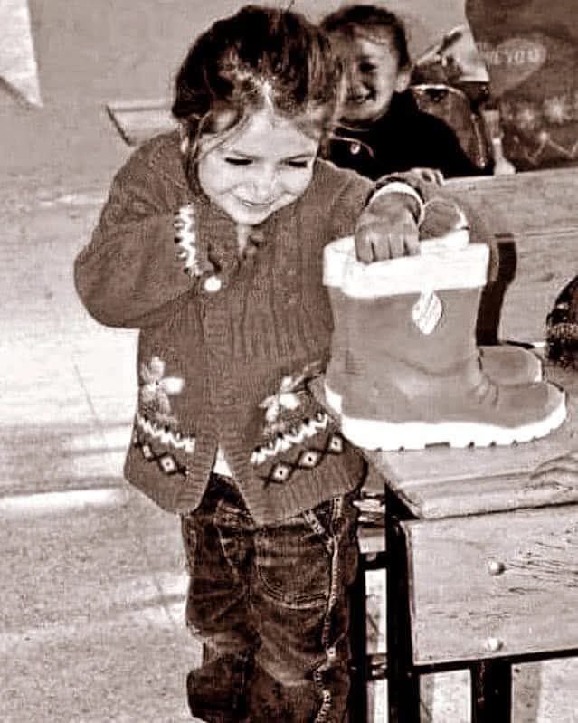 Dede38__'s tweet photo. Okulun birinde bir öğretmen öğrencilerine, kendi seçtikleri bir konuda hikaye yazmalarını ister. 

En güzel hikaye yazan  öğrenciye  “bir çift çizme” hediye edecektir. 

Bütün öğrenciler hikayelerini yazıp kağıtları öğretmenlerine verirler. 

Öğretmen tek tek hikayeleri okur, hepsi birbirinden güzeldir. 

Bir türlü en iyi olanı seçemez.  

Bu olayı kura ile çözmeye karar verir.

Her öğrenci bir kâğıda kendi adını yazıp çizmenin içine atar.

 Atılan isimler karıştırıldıktan sonra bir tanesi çekilir. 

Öğretmen yüksek sesle, “AYŞE” diye okur okumaz, sınıfta büyük bir alkış kopar.

Kurayı Ayşe adında bir öğrenci kazanır.

Ayşe çizmelerine sarılarak mutluluk gözyaşı döker.

Eve gittiğinde öğretmen bu olayı ağlayarak eşine anlatmaya başlar. Eşi de:

“Tamam işte, bak ne güzel çözüm bulmuşsun, niye ağlıyorsun ki..?” der.

Öğretmen anlatmaya devam eder. 

“Hiçbir öğrenci kendi adını yazmamış. 

Sınıftaki en yoksul arkadaşları Ayşe'nin adını yazmışlar.

 Çizmeleri sadece O’nun  kazanmasını istemişler.”

Dünyada böyle güzel kalpli , merhametli, yardımsever çocukların çoğalması umuduyla….