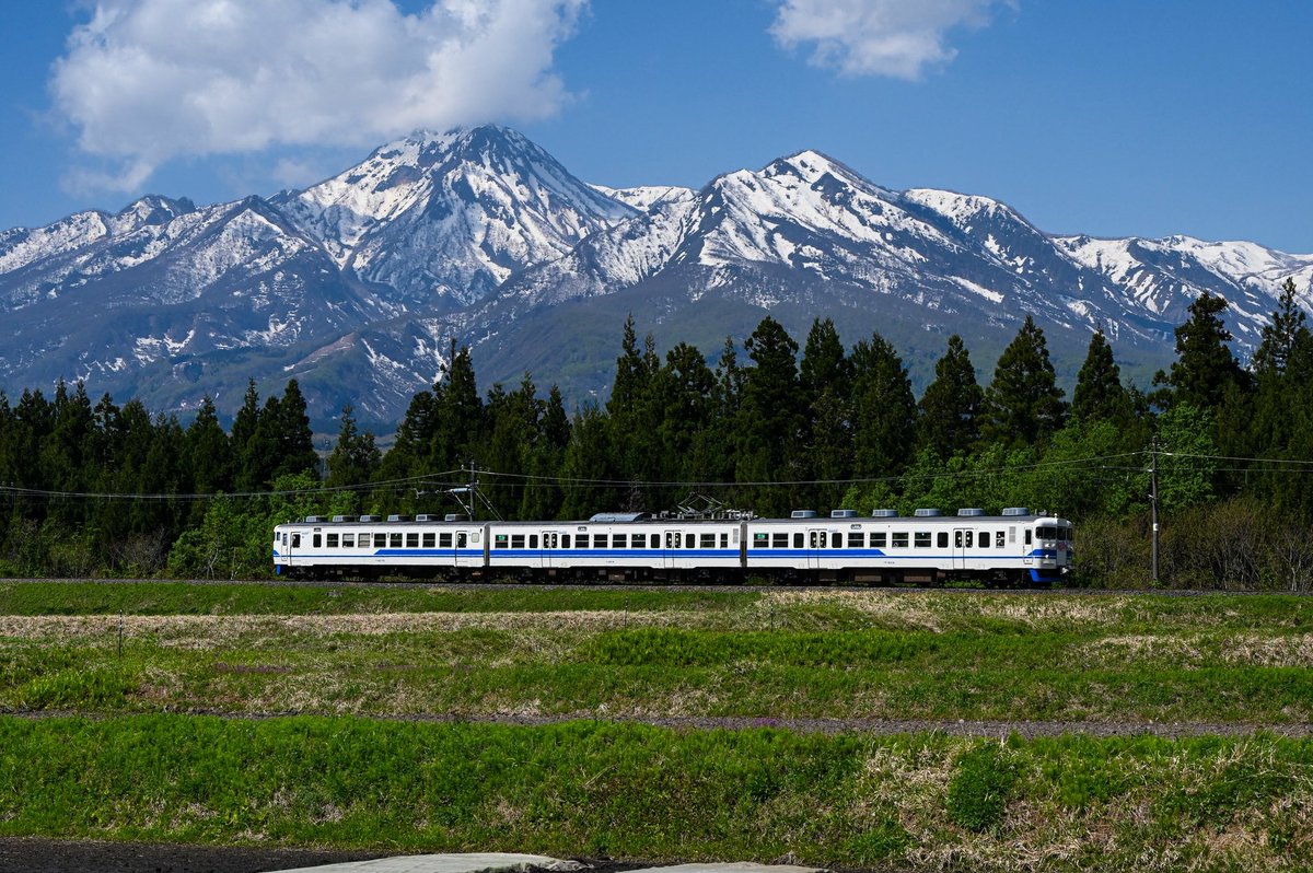 spechann2053's tweet photo. 2026/4/26
455系+413系 W01編成新北陸色 「TOKIトレイン」

今日も撮りました。かつては旧信越本線を走ることは無かったと思われますが、妙高山の積雪と新北陸色が非常にマッチしていて良いと思います。最後は快速4号に乗車。トンネルが多く、爆音が響く点が113系快速大江山に似ていると感じました。 https://t.co/fK1Kery7FI