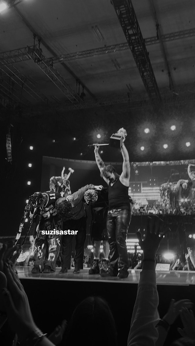 NEWANG3L89's tweet photo. ily! #EASGraz #5SOS https://t.co/spY30wLA1S