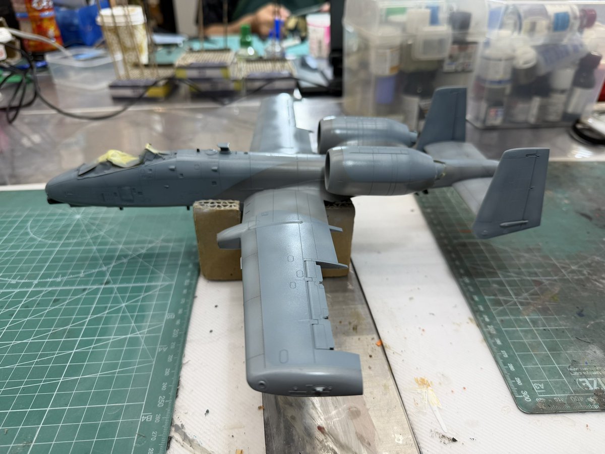 Oosuzu104's tweet photo. #A10C
基本塗装を進めています。
ダークグレーは青ぽくしたかったにでガイアのダークグレー、
ライトグレーはクレオスの395を使い、それぞれエージングでクレオス308を薄く吹きました。
マスキングは曲線部分はタミヤの曲がるマスキングテープを使っています。
再販して欲しいですね。 https://t.co/gi7uSd3JOQ