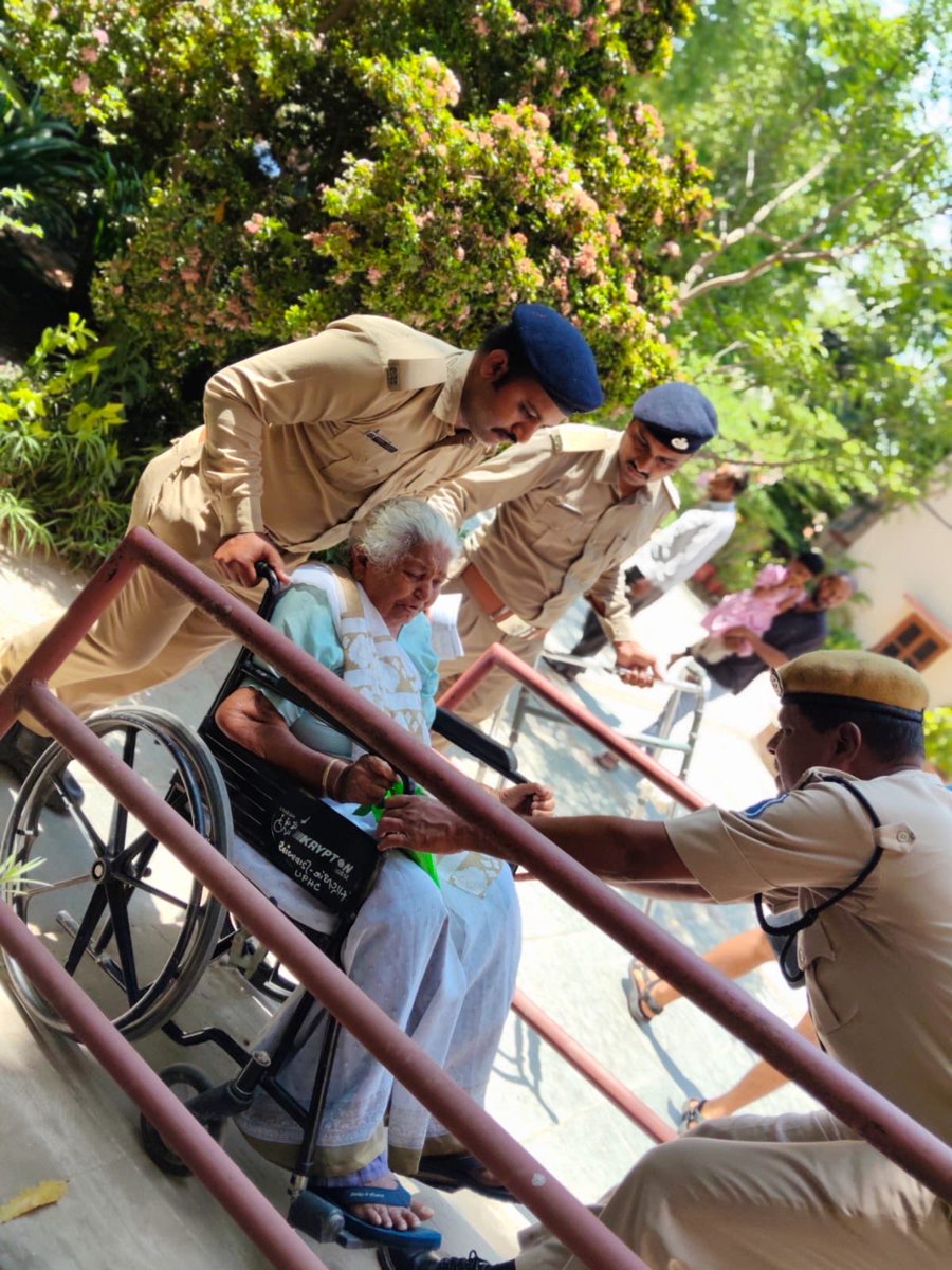 Dcp_Zone7's tweet photo. Ellisbridge Police Station દ્વારા જરૂરિયાતમંદ મતદારોને મતદાન મથક સુધી પહોંચાડવામાં મદદ કરવામાં આવી, ફરજ અને માનવતાની સાચી મિશાલ! 💙
દરેક નાગરિક સુધી લોકશાહીનો અધિકાર પહોંચાડવાનો સુંદર પ્રયાસ કરવામાં આવ્યો 🇮🇳
#AhmedabadPolice #EllisbridgePolice #DCPZone7 #GujaratPolice #Election https://t.co/hJZhldl3RH