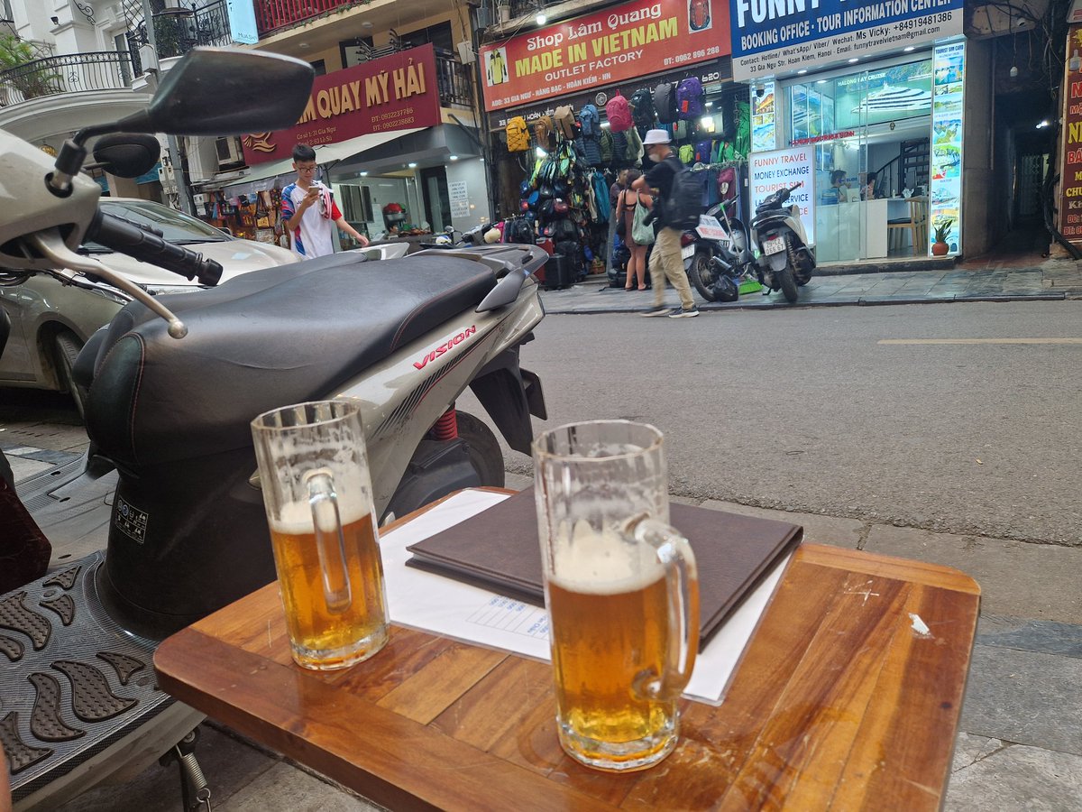 Sukani123's tweet image. Letzter Abend in Hanoi, #Vietnam.
Wir sitzen mitten im Gewühle, Grab zum Airport ist bestellt. Zwei Monate, zack, und schon rum!
Danke an all meine wunderbaren Reisebegleiter! Es war mir eine einzige große Freude, meine Reise mit euch zu teilen.
Ihr seid so wunderbar!🫂💕