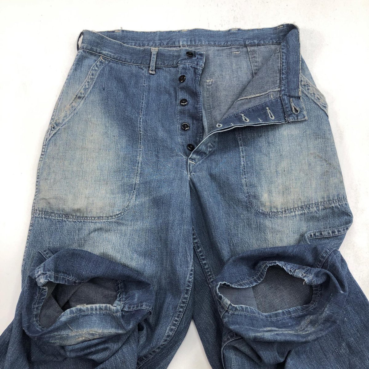 eaglebase2's tweet image. 本日7時の新商品！
U.S.NAVY M-45 40- 50s デニム パンツ 

ライトオンス独特の縦落ち
広いワイドシルエットがいい！
リアルなダメージ
履き込んだ　この色落ち
そして やわらかデニム！
ー8時のNEW ARRIVALの M-45も見てください！
eaglebase.thebase.in
#古着 #ミリタリー #軍物