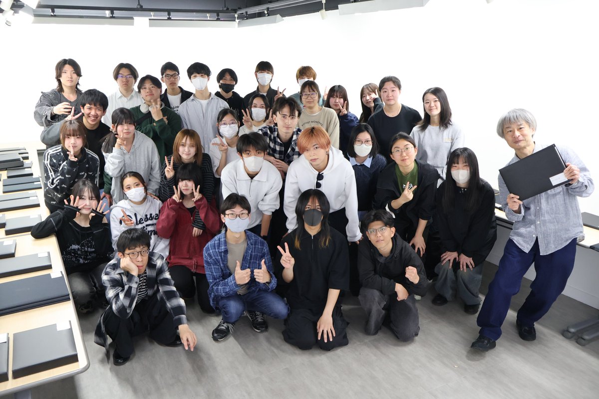 VAO_PHOTO's tweet photo. 新学期が始まり１週間。先週は特別授業週「welcome week」でした。この期間の様子を報告します❤️
まず20日（月）、2年生は1年生時に制作したポートフォリオをアーツギャラリーで展示・搬入しました。
さっそく1年生もしっかり鑑賞。先輩の作品から刺激をいただきました〜✨
#写真学科
#大阪
#専門学校 https://t.co/ZOsBHpEkao