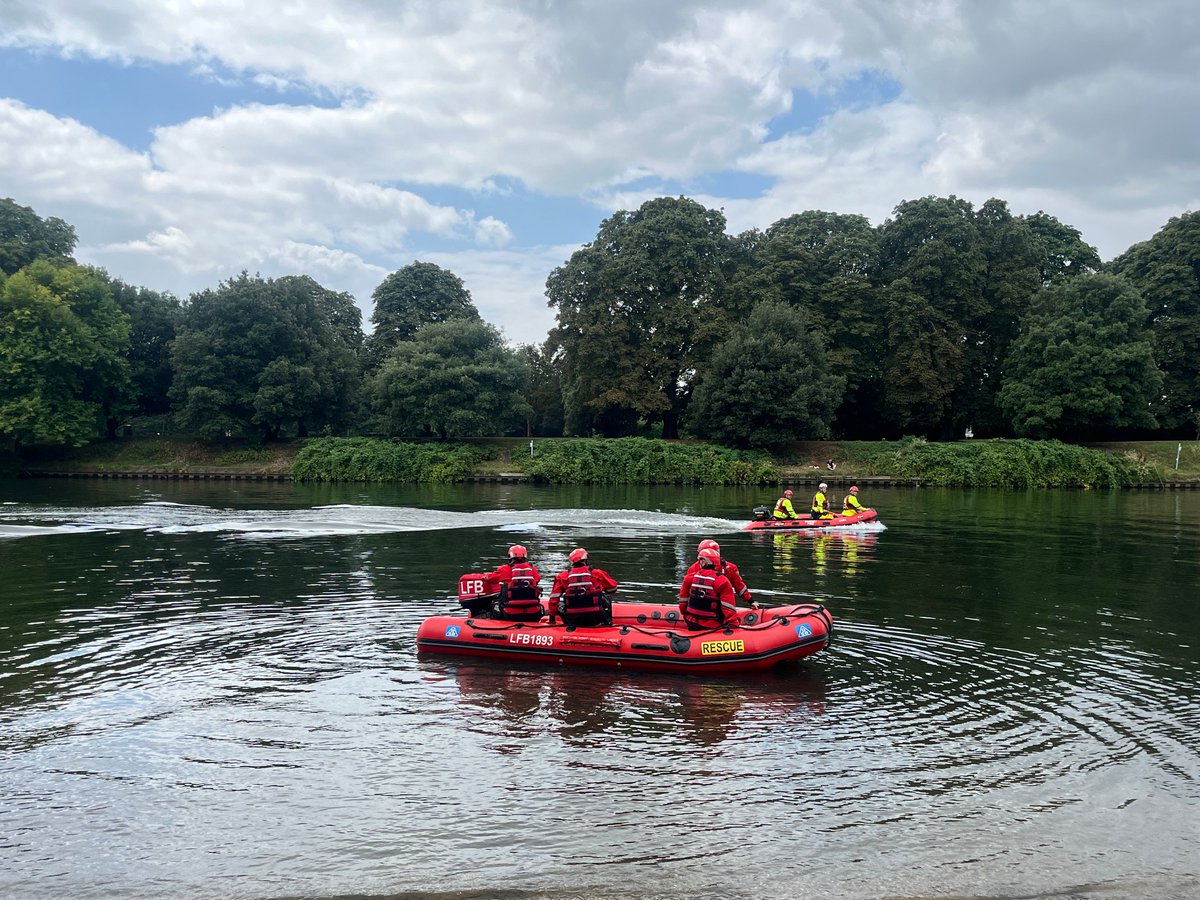 LondonFire's tweet photo. As the weather stays warm, we want you to stay safe around the water. 

Check our website for advice on how to prevent getting into trouble in the water and what to do if you spot someone in danger.

👉 https://t.co/wcG618bFtV https://t.co/bkkuioiI2q