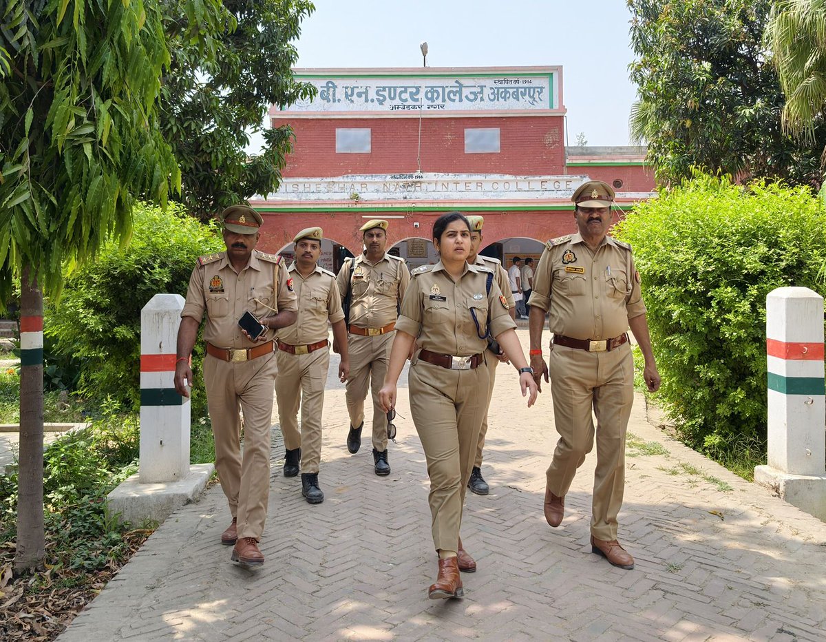 ambedkarnagrpol's tweet image. आज दिनांक 26.04.2026 को #SP_ABN @prachiIPS द्वारा होमगार्ड भर्ती परीक्षा के दौरान कोतवाली अकबरपुर के बी0एन0 इंटर कॉलेज परीक्षा केंद्र का निरीक्षण किया गया।
ड्यूटी पर मौजूद अधि0/क्रम0 को आवश्यक दिशा निर्देश दिए गए।
#UPPolice
#ambedkarnagarpolice