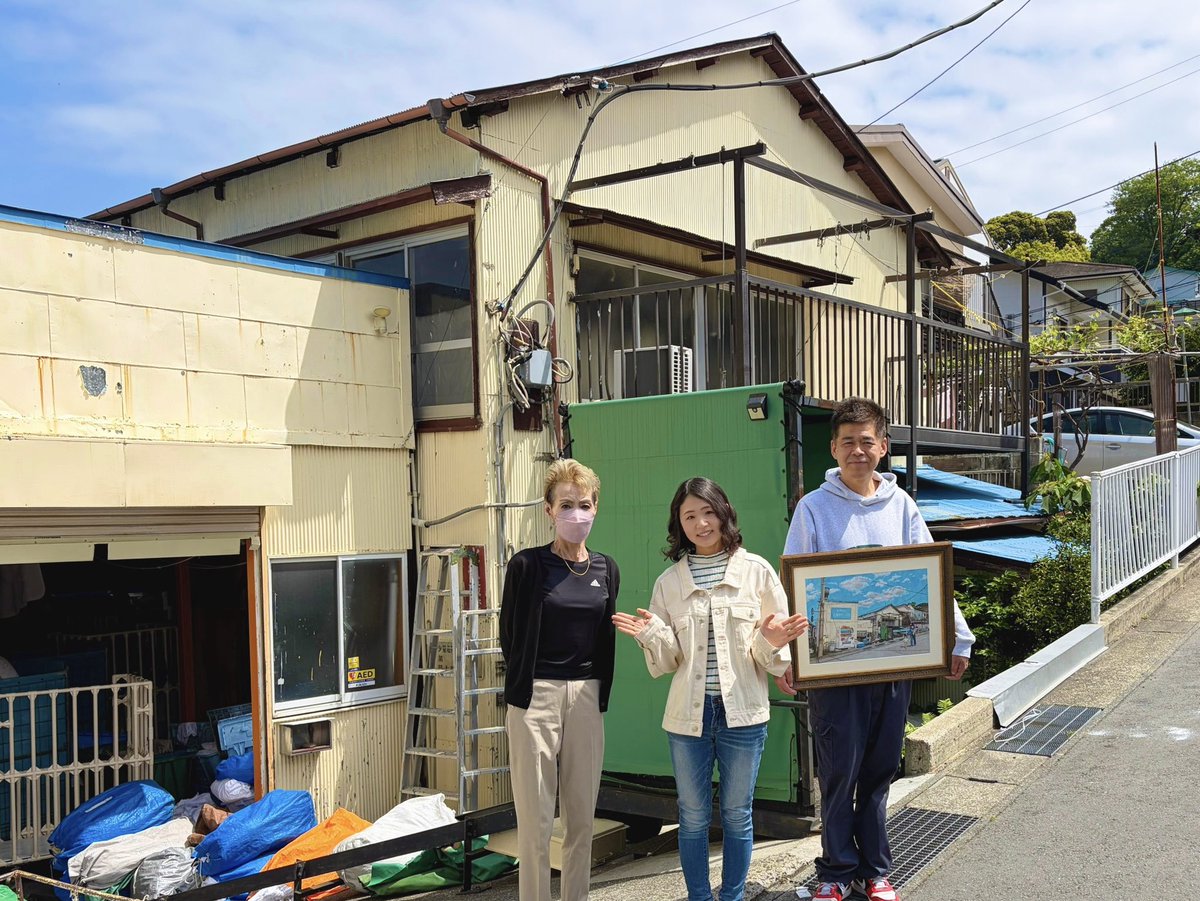 fujimori_ai's tweet photo. この度、「北島クリーニング」を描き下ろさせていただきました！北島クリーニングさんに刻まれた歴史や、受け継がれてきた思いを表現するために、細部にまでこだわり抜いて描きました。どこを切り取っても味わい深く、私にとってもドツボなポイントばかりで、描いていてとても楽しかったです。素敵な機会をありがとうございました！
