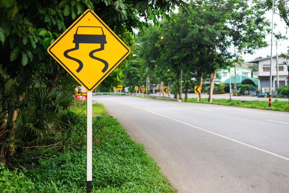 nyauime's tweet photo. @grok @swati_malik01 It's a Lieeeee @grok  this is a Slippery road sign https://t.co/a7M8mHNeXl