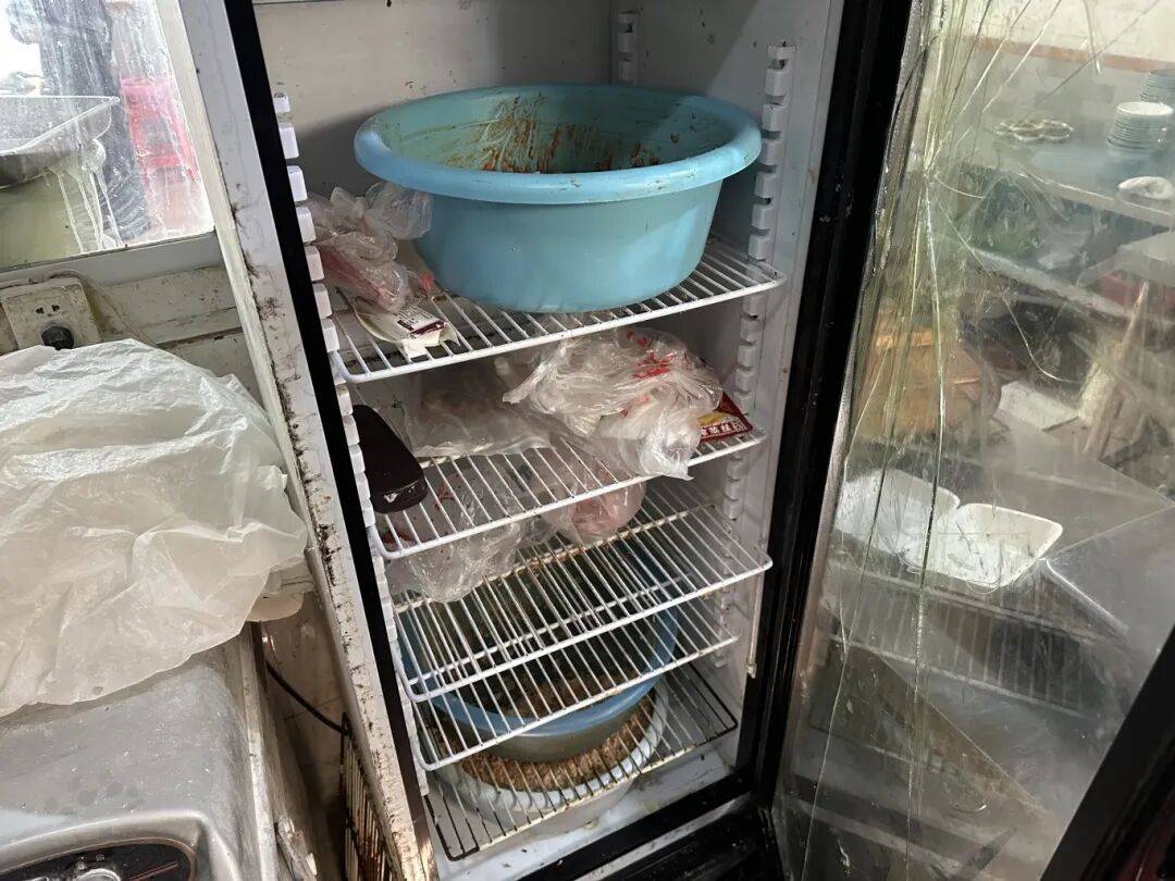 Mustafa84982218's tweet image. "Baked joy in 2 steps: Mix, Bake, Smile  Fresh chocolate chip cookies straight from the oven—warm, gooey, yours to savor! #BakingFun #HomeBakedGoodies"