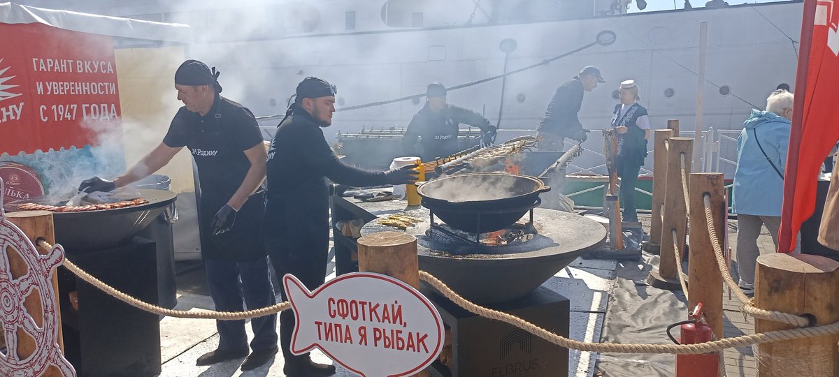 Началось. На парковке шашлыки жарят.
Написал в чат дома,вызвали пожарных. Не хрен устраивать тут деревню
