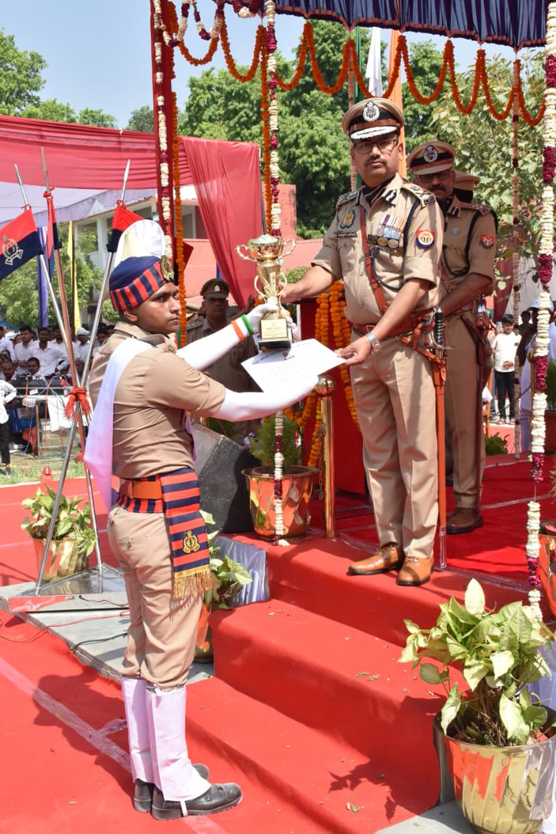 Dgpacup's tweet photo. आज दिo-26.04.26 को श्री राजीव कृष्णा पुलिस महानिदेशक उत्तर प्रदेश महोदय की प्रेरणा  व मार्गदर्शन में एडीजी पीएसी डा. रामकृष्ण स्वर्णकार द्वारा 35वीं वाहिनी लखनऊ में दीक्षांत परेड समारोह के दौरान सर्वांग सर्वोत्तम कैडेट आशीष तिवारी,... https://t.co/e0TqEDColX