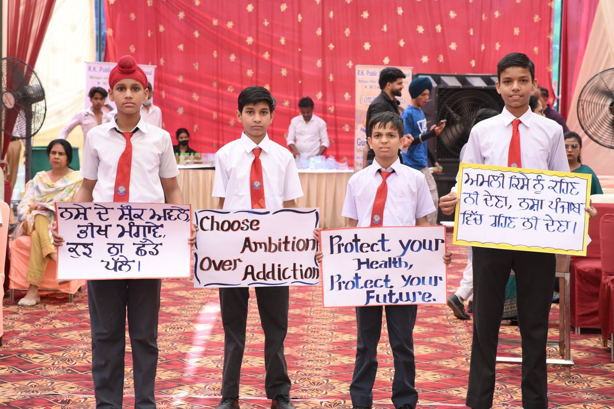 Ek_Ardass's tweet image. Proud to host a Drug De-Addiction Awareness Program at RK Public Senior Secondary School.

Discussed dangers of drugs &amp;amp; importance of prevention with students and parents. Grateful to Karanvir Singh Bassi for inspiring the youth.

Together for a @DrugFreePunjab. 

#DrugFree