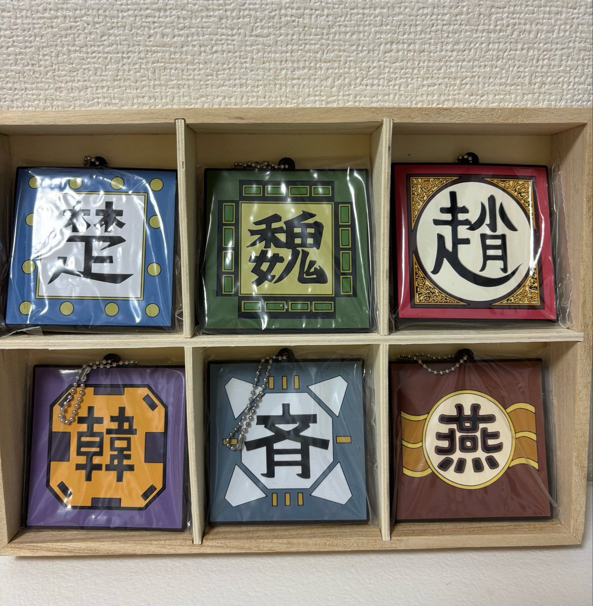 Yuckey220308's tweet photo. おぉ👏(*ºoº*)
ダイソーで見つけた収納ボックス✨️
入ったらいいなぁって思いハラハラしながら買ってみた☺️
(๑˃̵ᴗ˂̵)و ﾖｼ!ピッタリ

縦と横どっちがいいだろ🧐🌀🌀
ちょーっと安っぽいので色塗るかなぁ
 #キングダム https://t.co/r1DyAx6VGt