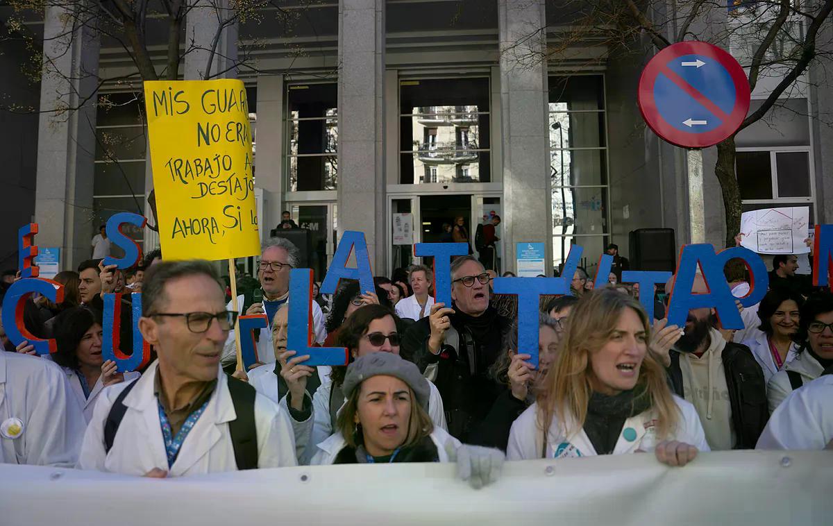 Médicos de toda España vuelven este lunes de nuevo a la huelga elmundo.es/ciencia-y-salu…