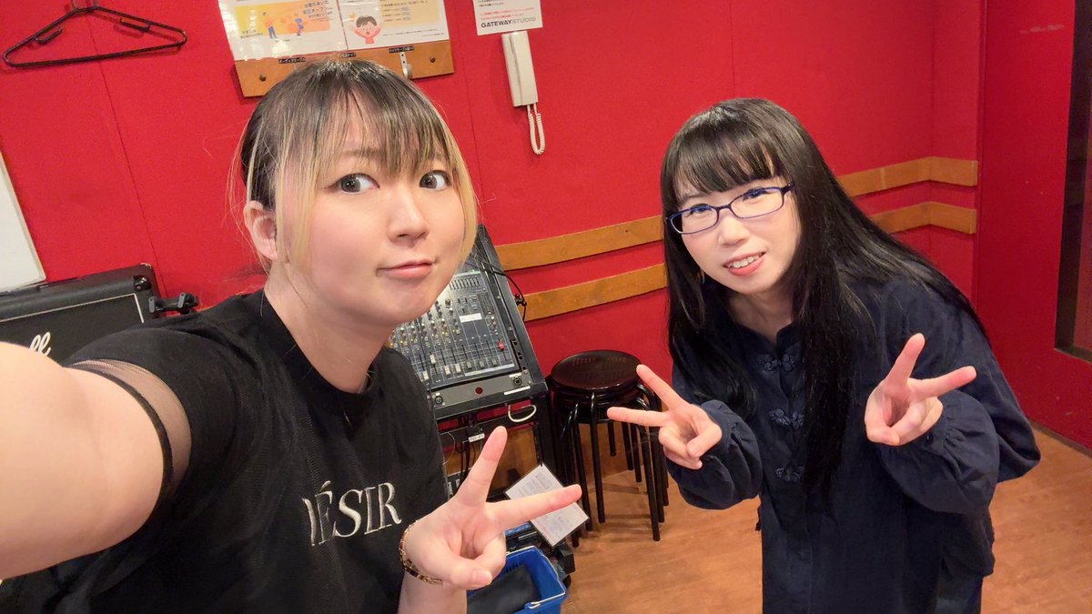 ライブ練習してきました🌟🌟
初イベ、初箱楽しみです🎶

【スターライト・ファンタジア Vol.003】

🌟4月28日(火)
🌟OPEN18:30/START19:00
🌟チケット：2,500円＋1D
（DD予約＠1,000円）
🌟上野ニコニコ劇場

平日ではありますが、なんとスノフレの出番はトリ❄️21時頃ですので是非仕事終わりにー🙇🏻‍♀️🙇‍♀️