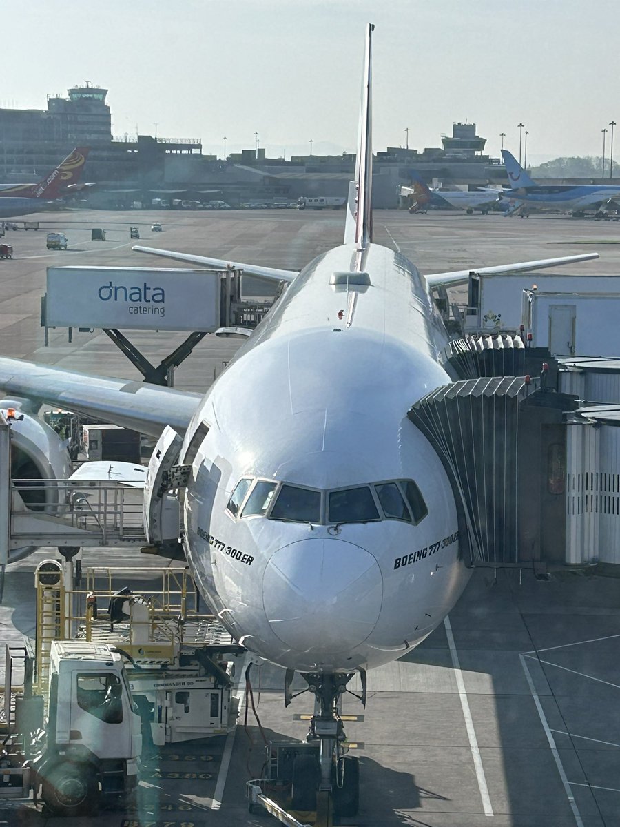 PeoplesAndy's tweet image. Off we go again! Great little trip but looking forward to getting home to #Dubai. EK22 this morning from @manairport 🇬🇧🛫🇦🇪