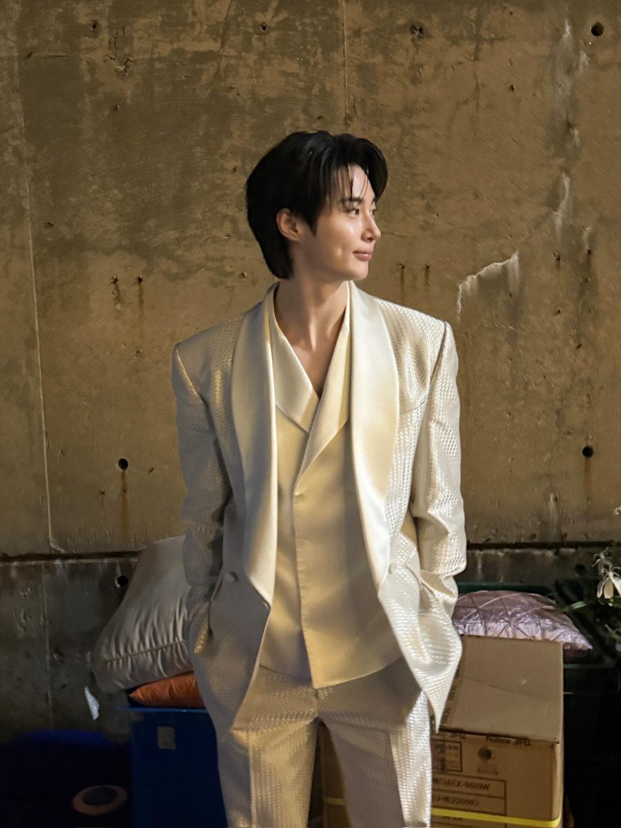 woonaissante's tweet photo. 260426 변우석 인스타그램 업로드 [3]

#ByeonWooSeok #변우석 #21세기대군부인 https://t.co/tmk2apbqDk