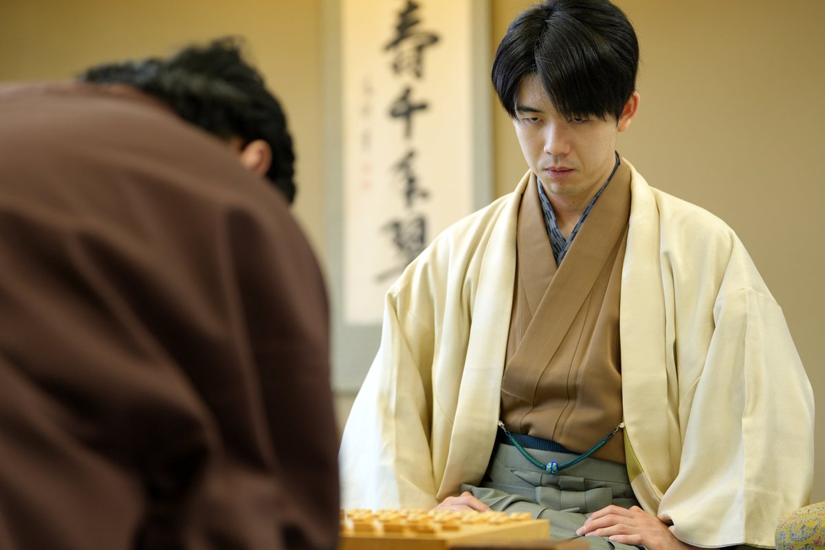 17時54分、糸谷九段が投了しました。
89手で藤井名人が勝利し、開幕から2連勝となりました。

第3局は5月7・8日に石川県七尾市の「和倉温泉 日本の宿 のと楽」で指されます。

次局もお楽しみに。