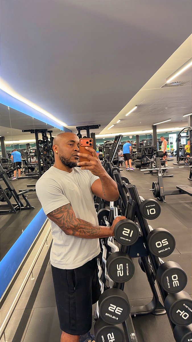 Daddy Lewa tweet media