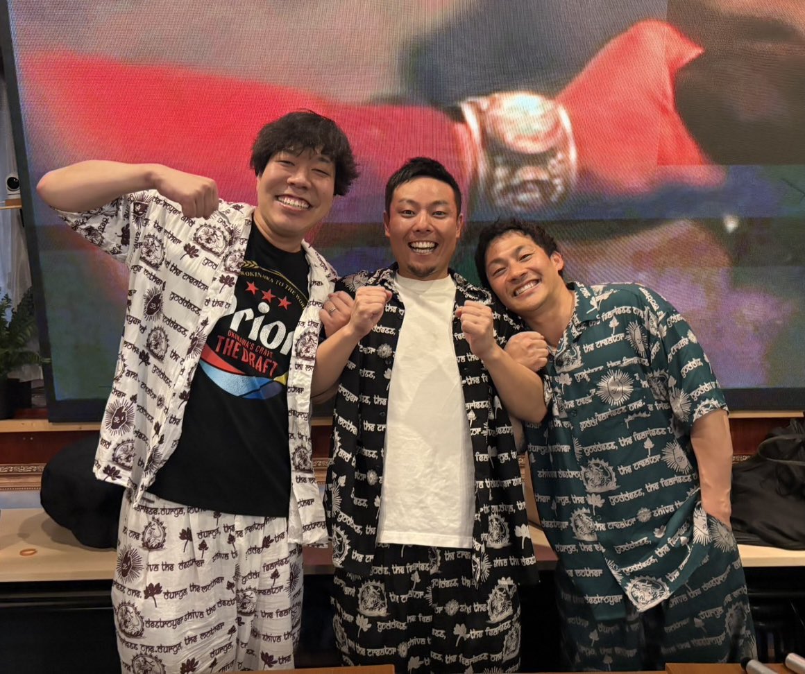 『木谷カレーの特盛り飲み会』
ご来場頂いた皆様ありがとうございました‼️

今回もたくさん来ていただいて、嬉しかったです😊

たくさんのプレゼントも最高でした‼️

今後ともよろしくお願いします🤲

後輩の、はるのぶ&amp;てるが3人お揃いの服をプレゼントしてくれました☆
ありがとう！