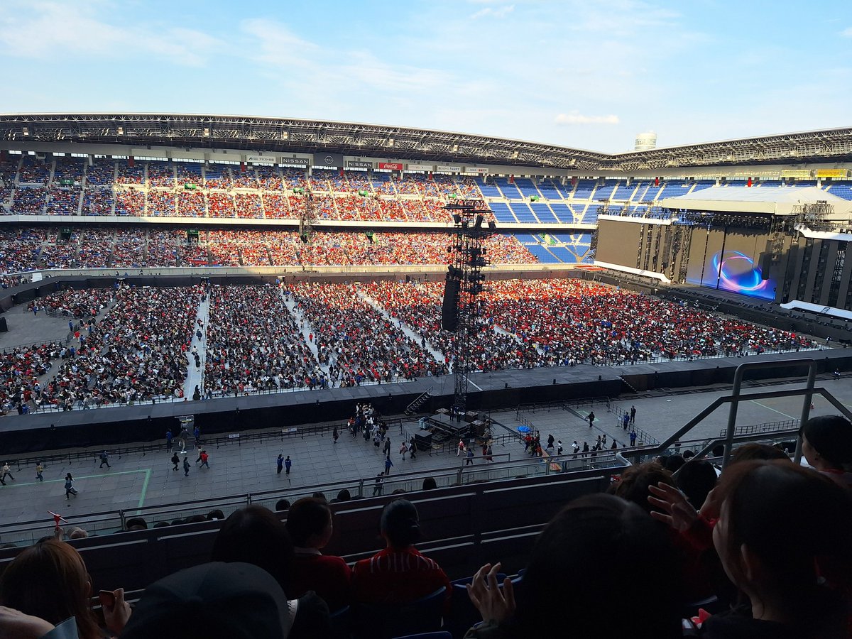 昨日行った日産スタジアム🏟️
やっぱり東方神起は凄い❗最高だわ👍スケールが違うし歌も盛り沢山😆最後は花火🎆も上がってめちゃくちゃ楽しかった〜❗
寒かったけど…野外なりの楽しみがあったし☝
本当感動だった❤️
是非またスタジアムで観たい‼️
#東方神起　#REDOCEAN　#日産スタジアム