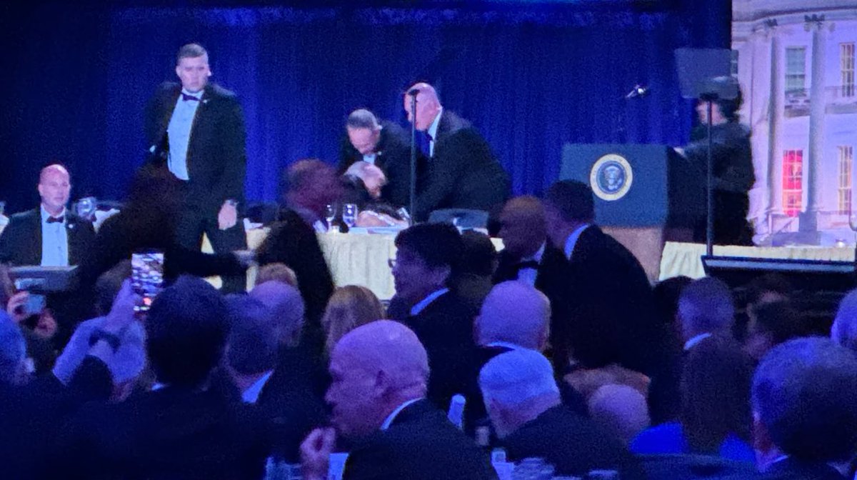 The_Nation's tweet image. Suspect arrested after shooting at White House correspondents’ dinner, Donald Trump safe
nation.com.pk/26-Apr-2026/wh…
#whitehouse #attack #correspondents