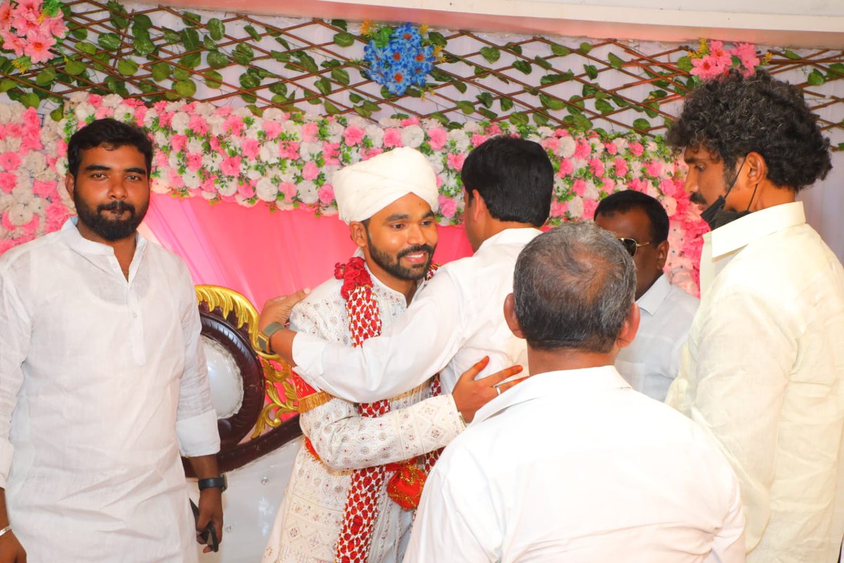 KolluROfficial's tweet image. మచిలీపట్నంకు టీడీపీ నేత షఫీ గారి కుమార్తె వివాహ వేడుకలో ఆర్టీసీ చైర్మన్ కొనకళ్ల నారాయణరావు గారు, డీసీఎంఎస్ చైర్మన్ బండి రామకృష్ణ గారు, బాబా ప్రసాద్ గారు, హసీం బెగ్ గారితో పాల్గొని నూతన వధూవరులను ఆశీర్వదించడం జరిగింది.

#KolluRavindra #MinisterKolluRavindra #Machilipatnam