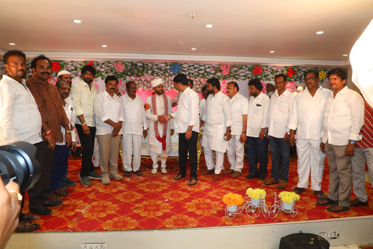 KolluROfficial's tweet image. మచిలీపట్నంకు టీడీపీ నేత షఫీ గారి కుమార్తె వివాహ వేడుకలో ఆర్టీసీ చైర్మన్ కొనకళ్ల నారాయణరావు గారు, డీసీఎంఎస్ చైర్మన్ బండి రామకృష్ణ గారు, బాబా ప్రసాద్ గారు, హసీం బెగ్ గారితో పాల్గొని నూతన వధూవరులను ఆశీర్వదించడం జరిగింది.

#KolluRavindra #MinisterKolluRavindra #Machilipatnam