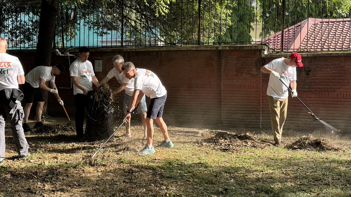 RusEmbIndia's tweet image. 🇷🇺🇮🇳 On April 26, as part of the #Russia’n nationwide campaign "We Stand for Cleanliness", the Russian Embassy in #India hosted a cleanup event dedicated to the upcoming Spring &amp;amp; Labour Day on May 1.