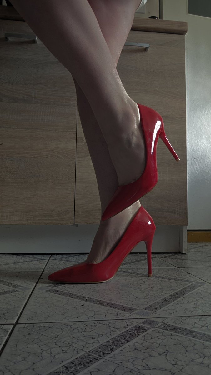 PaniMiMi26's tweet photo. Jedno spojrzenie i twoj dzien staje sie lepszy!

@rt_feet 

•Findomme•Heels• https://t.co/9vHw5LAnPX
