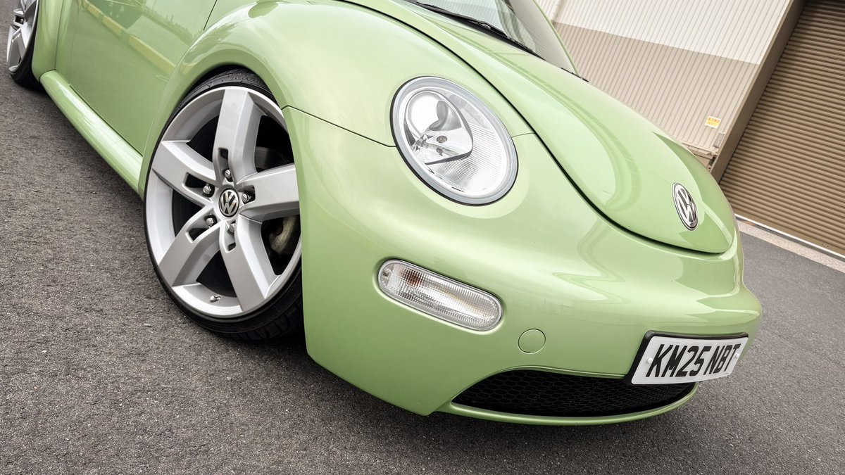 半年以上放置して通勤車完成。
2万弱低走行2005年式の中期切り替わり前サイバーグリーンM。
フロントロアグリルメッシュ化
前後UKナンバー
トゥアレグ純正ホイール
本国リアバンパー
リア灯火類リフレッシュ
ミニR50アンテナベース

自分にはこんなイジり方しかわからん。
内装も頑張ろう