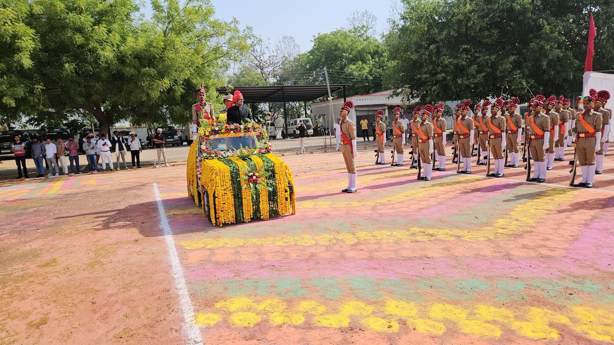 chitrakootpol's tweet image. #Chitrakoot
रिजर्व पुलिस लाइन चित्रकूट में 'दीक्षांत परेड समारोह 2025-26 का भव्य आयोजन; मुख्य अतिथि जिलाधिकारी चित्रकूट श्री पुलकित गर्ग द्वारा ली गयी परेड की सलामी।
#UPPolicePOP #UPPolice