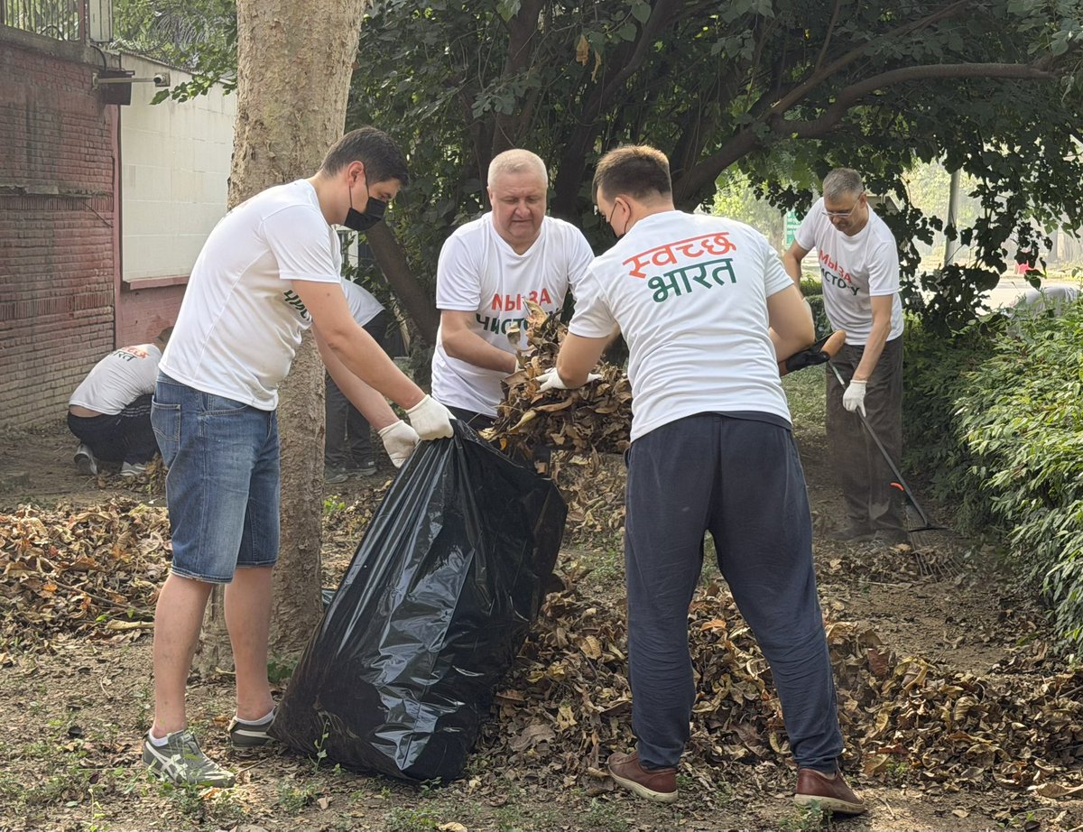 RusEmbIndia's tweet image. The cleanup of the grounds surrounding the diplomatic mission saw the participation of #Russia’n Ambassador to #India Denis Alipov along with diplomats, staff members of the Trade Representation &amp;amp; Russian organizations’ foreign offices, and their families.

#WeStandForCleanliness