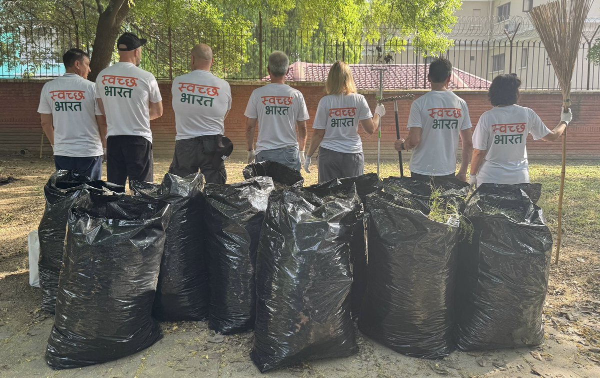 RusEmbIndia's tweet image. The cleanup of the grounds surrounding the diplomatic mission saw the participation of #Russia’n Ambassador to #India Denis Alipov along with diplomats, staff members of the Trade Representation &amp;amp; Russian organizations’ foreign offices, and their families.

#WeStandForCleanliness