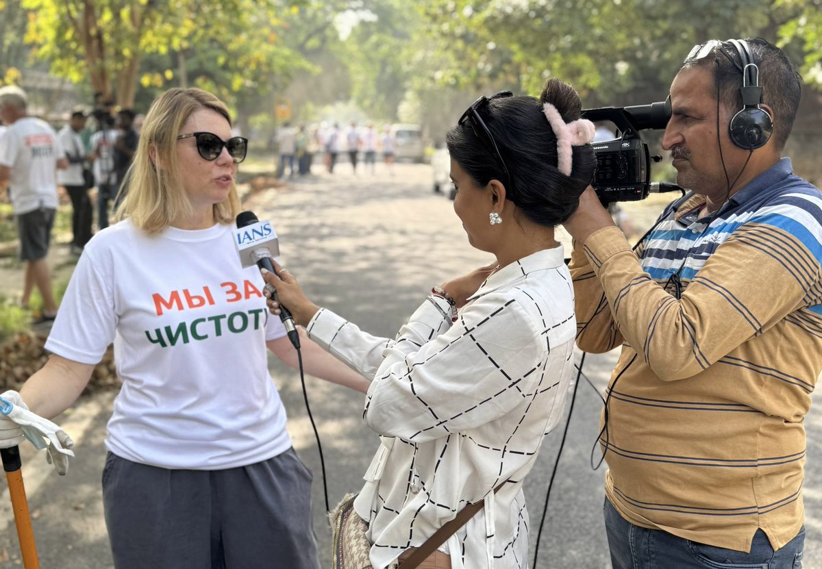 RusEmbIndia's tweet image. The cleanup of the grounds surrounding the diplomatic mission saw the participation of #Russia’n Ambassador to #India Denis Alipov along with diplomats, staff members of the Trade Representation &amp;amp; Russian organizations’ foreign offices, and their families.

#WeStandForCleanliness