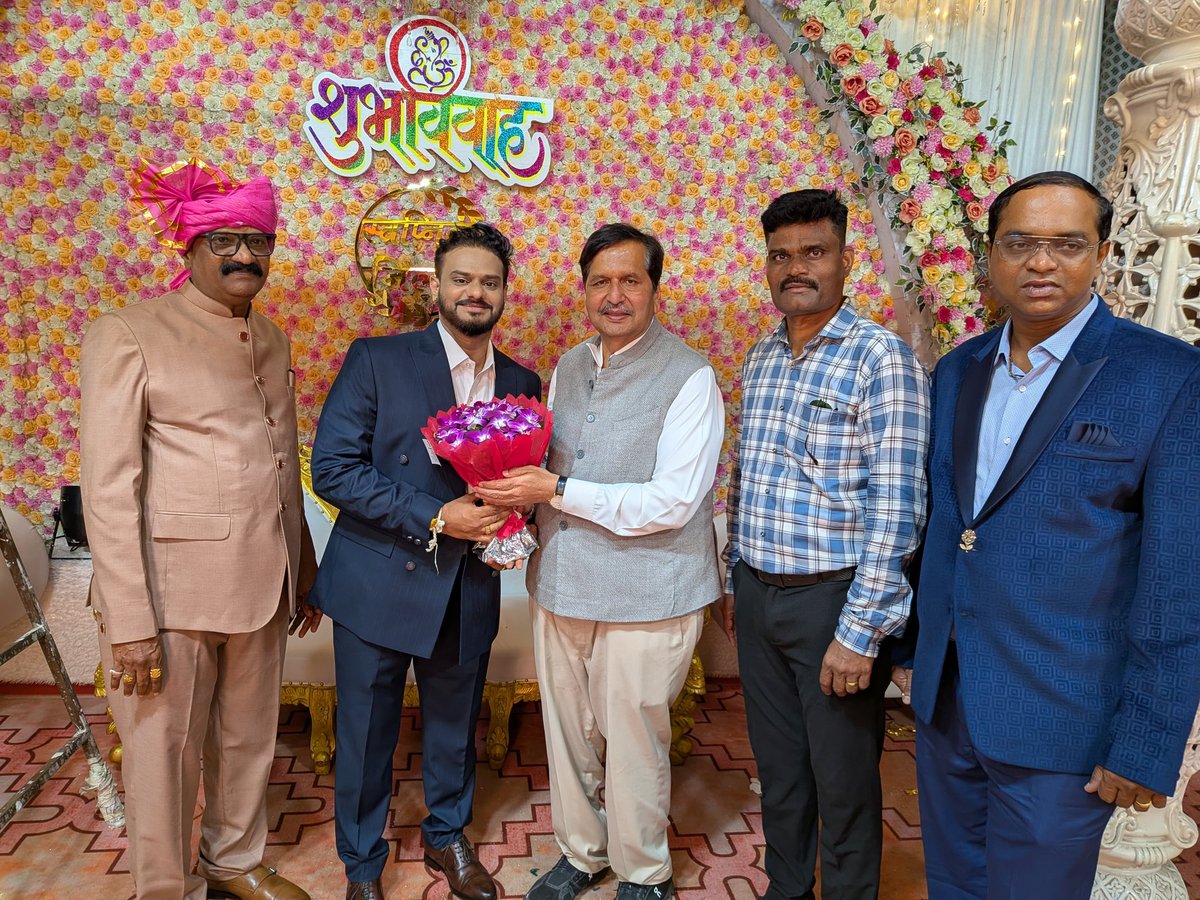 MPLodha's tweet image. आज श्री अशोक श्रीधर कणेरकर यांच्या मुलगा कु. स्वप्नील अशोक कणेरकर आणि कु. नीलम प्रकाश कदम यांच्या विवाह सोहळ्यास उपस्थित राहून नवदांपत्यास मनःपूर्वक शुभेच्छा दिल्या.

#Wedding #MPLodha