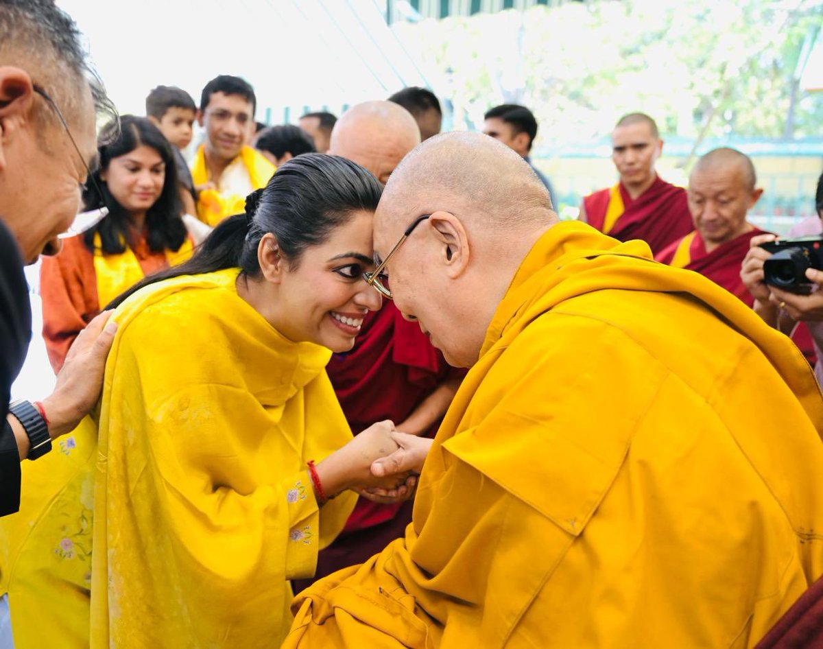 NR_Singariya's tweet photo. सार्वजनिक जीवन का सच्चा धर्म सेवा ही है। #Dalai #Lama से मिला यह संदेश बेहद प्रेरणादायक है 
@DivyaMaderna https://t.co/wAH1OZL74A